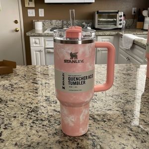 NEW! Target Exclusive 40 oz Stanley Cup in color Peach Tie Dye